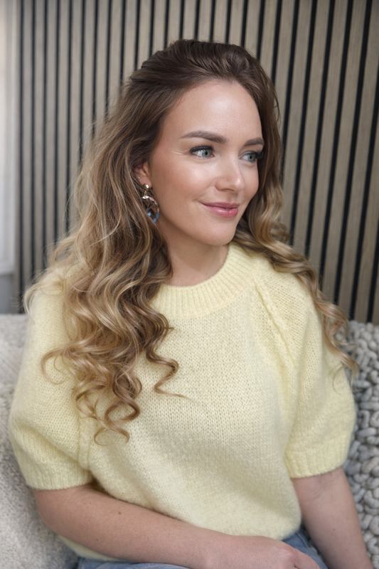 Pull Bella geel korte mouw