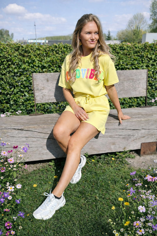 T-shirt Mia geel good vibes
