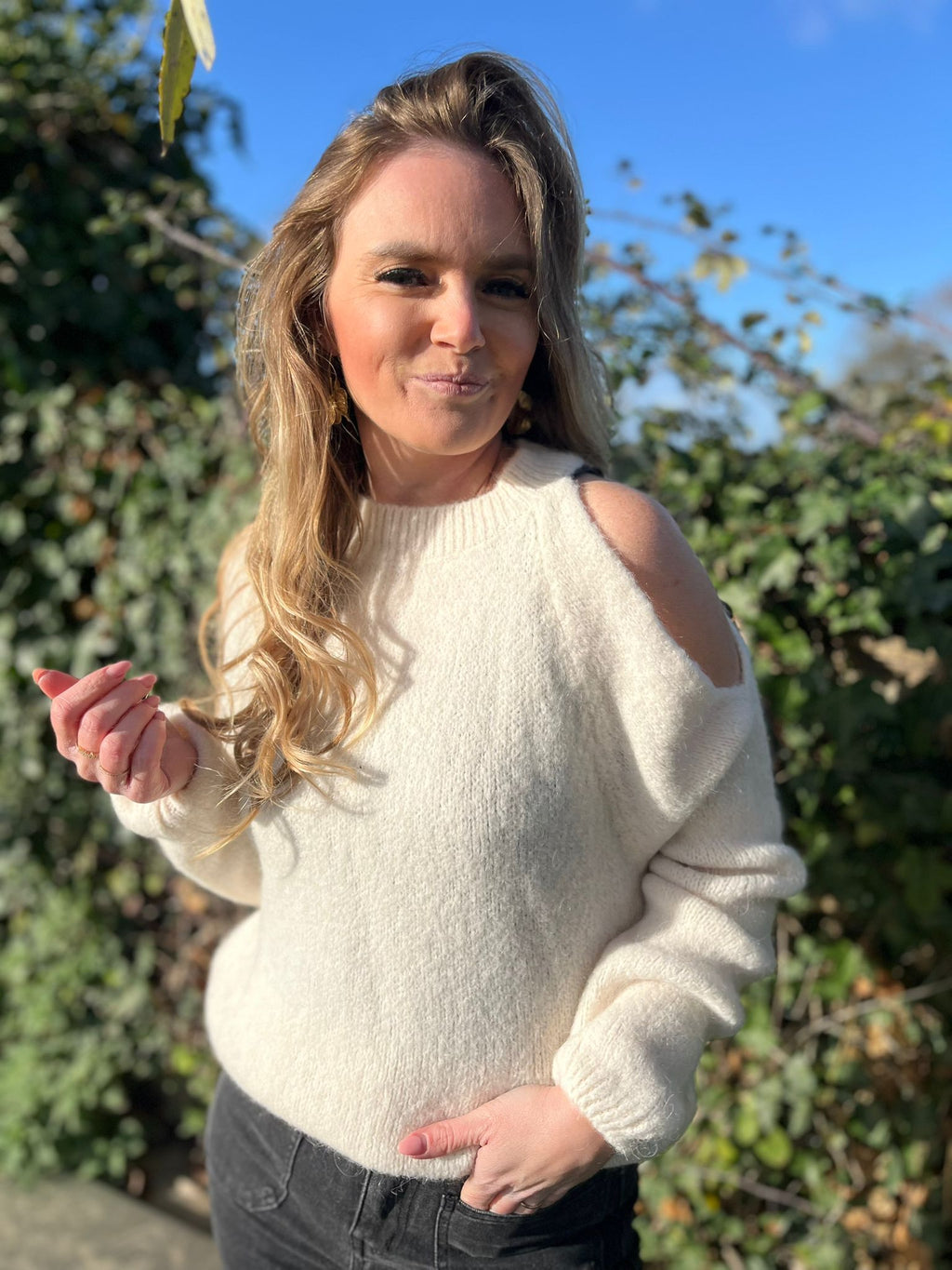 Pull L one shoulder of-white