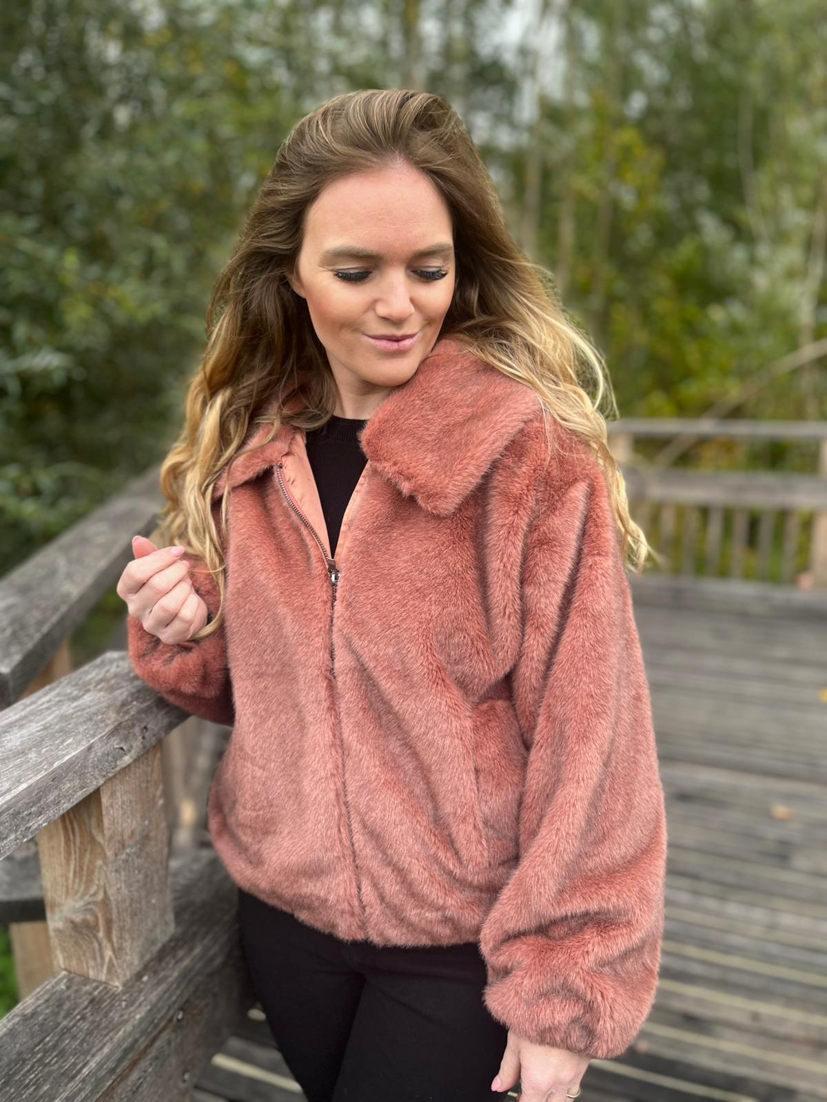 K-Design - Jas in bont look met rits (B904)
B90417201