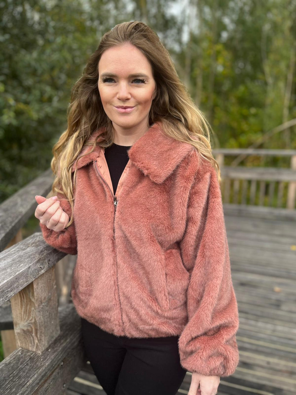 K-Design - Jas in bont look met rits (B904)
B90417201