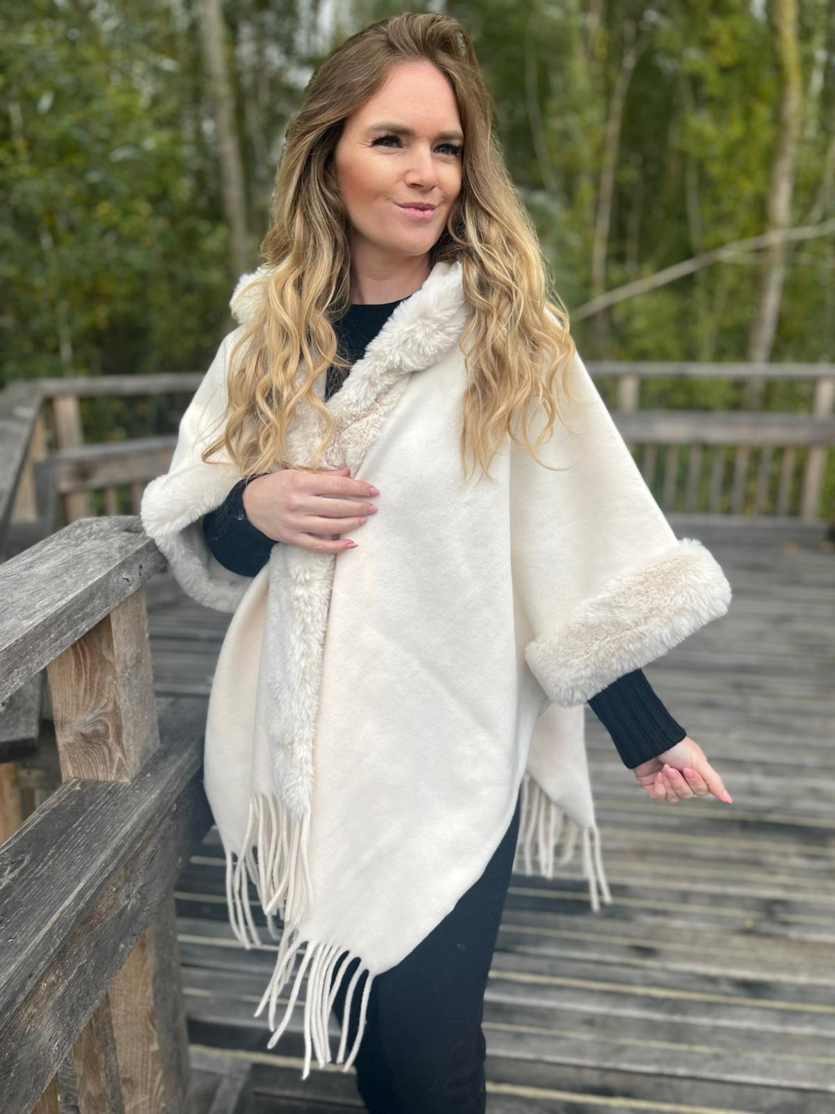 Design - Poncho met bont-look boorden (B910)