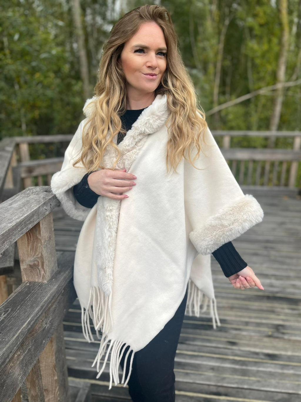 Design - Poncho met bont-look boorden (B910)