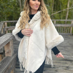 Design - Poncho met bont-look boorden (B910)