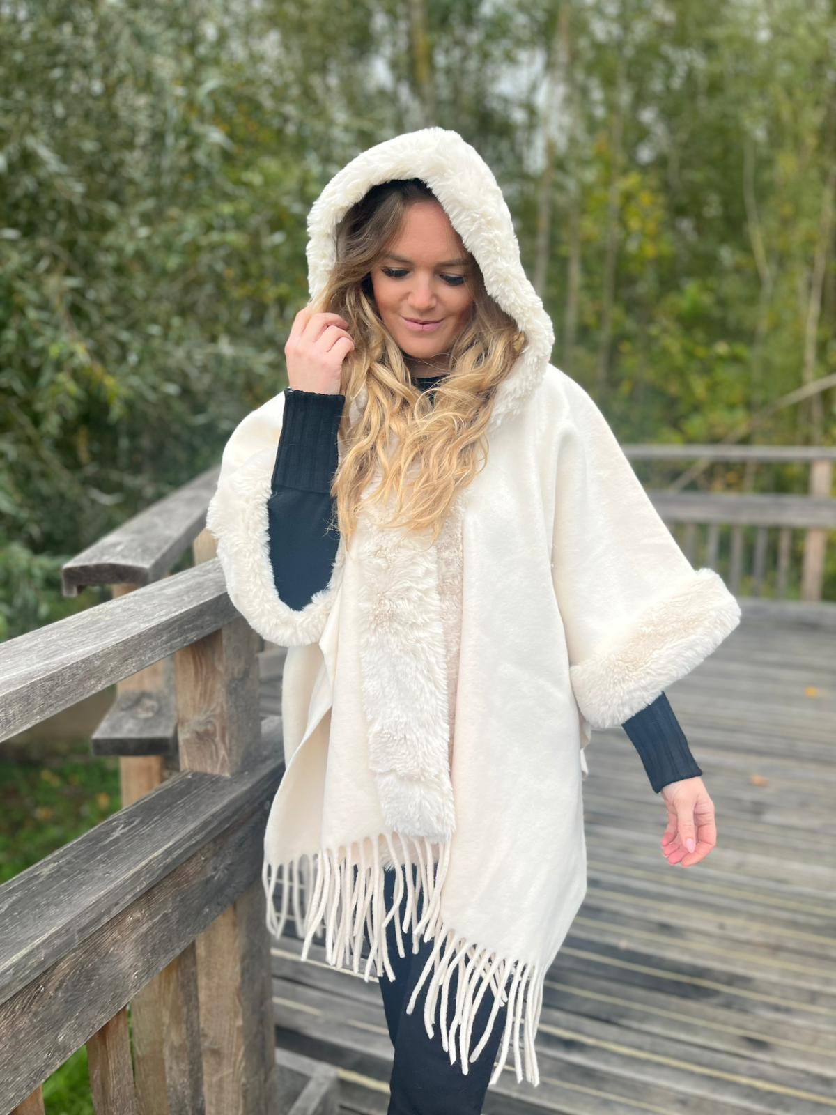 Design - Poncho met bont-look boorden (B910)